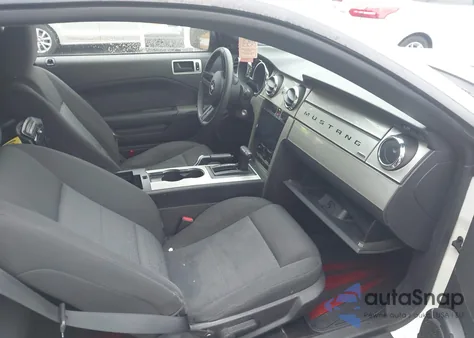 2005 Ford Mustang V6 Deluxe/V6 Premium z USA, uszkodzony, nr VIN 1ZVFT80N155104919